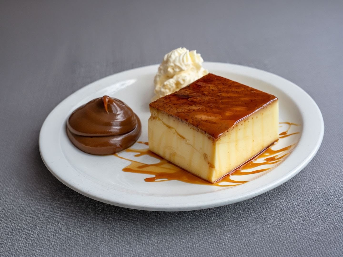 Flan con dulce de leche y crema